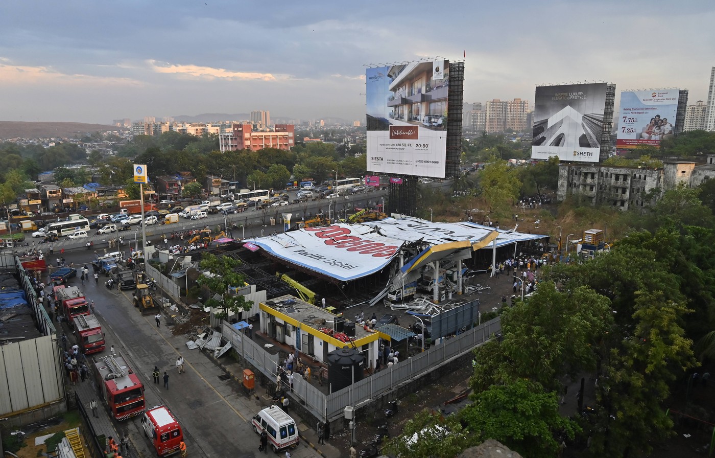 Un panou publicitar uriaș s-a prăbușit în India în timpul unei furtuni: 12 morți și cel puțin 60 de răniți