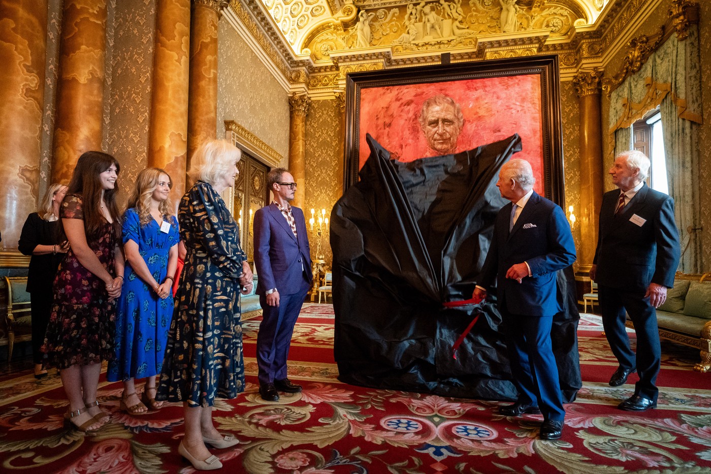 FOTO & VIDEO. A fost dezvelit primul portret oficial pictat al regelui Charles al III-lea. Motivul pentru care are un fluture pe umăr