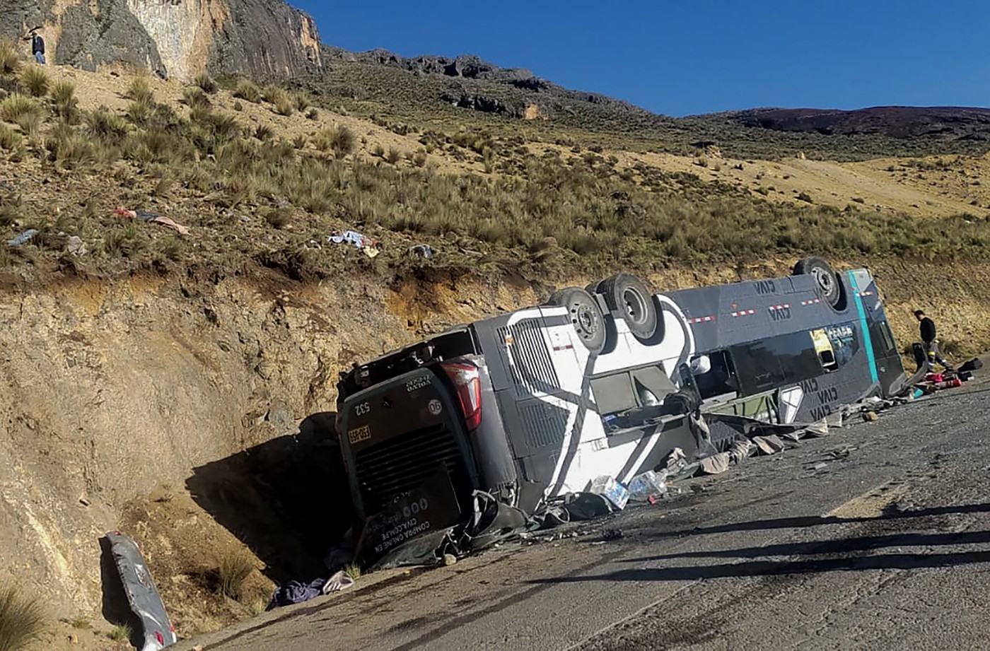16 morți după ce un autobuz a căzut într-o prăpastie adâncă de o sută de metri, în Peru