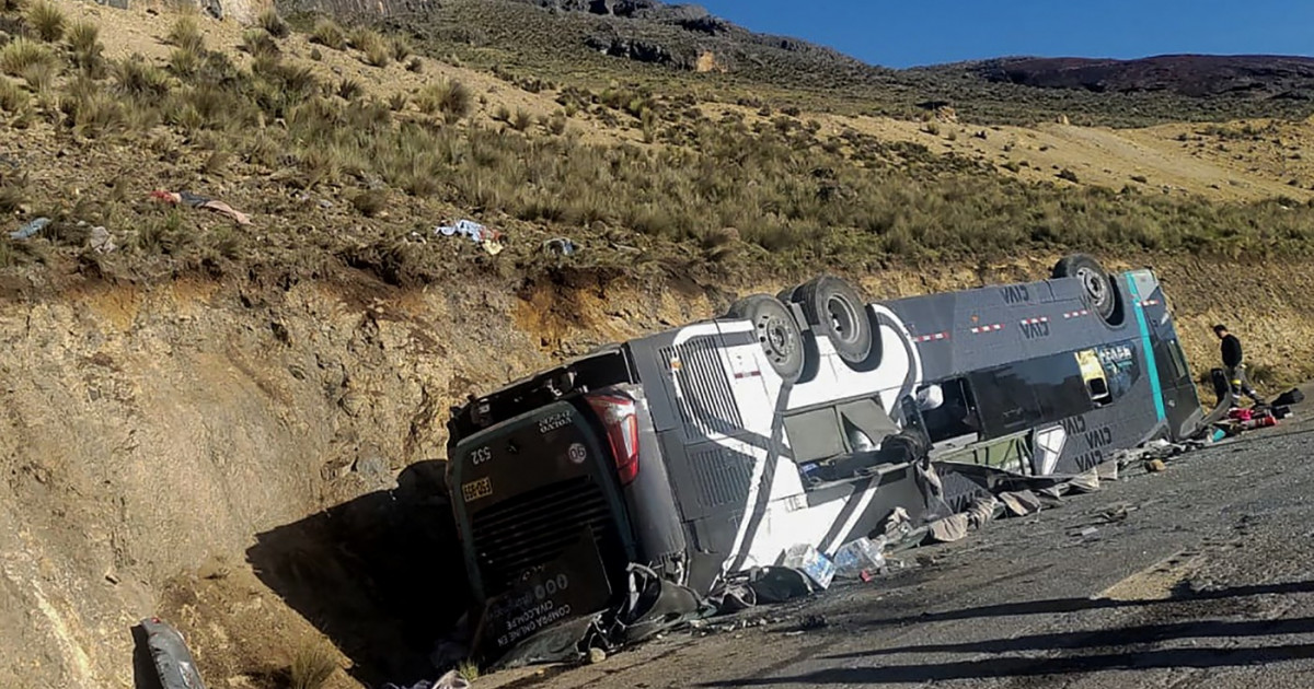 16 morți după ce un autobuz a căzut într-o prăpastie adâncă de o sută de metri, în Peru|EpicNews