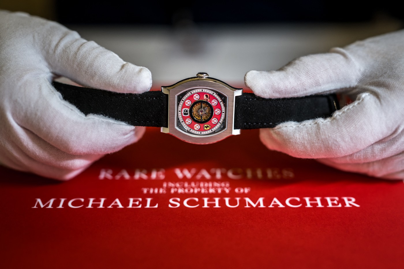 8 ceasuri care i-au aparţinut lui Michael Schumacher au fost vândute la licitaţie cu 4 milioane de euro