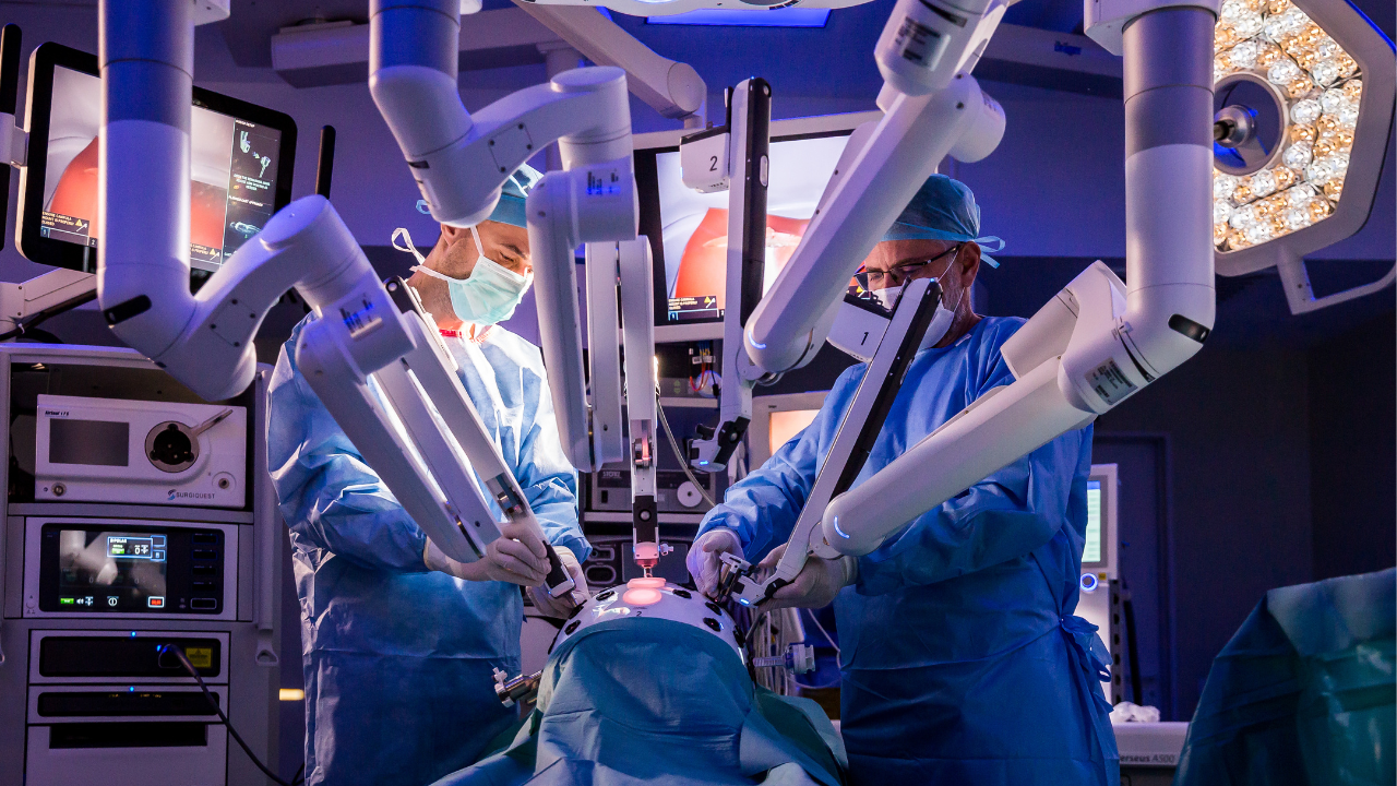 Herniile inghinale, tratate cu precizie extraordinară și recuperare fără dureri, prin chirurgie robotică