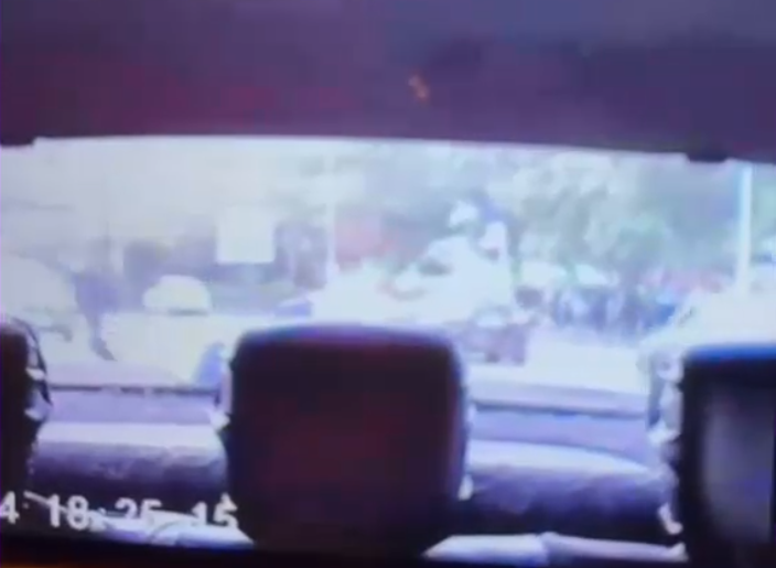 VIDEO Momentul atacului din Crângași. O cameră de bord i-a înregistrat pe cei doi tineri care loveau un bărbat cu bâte