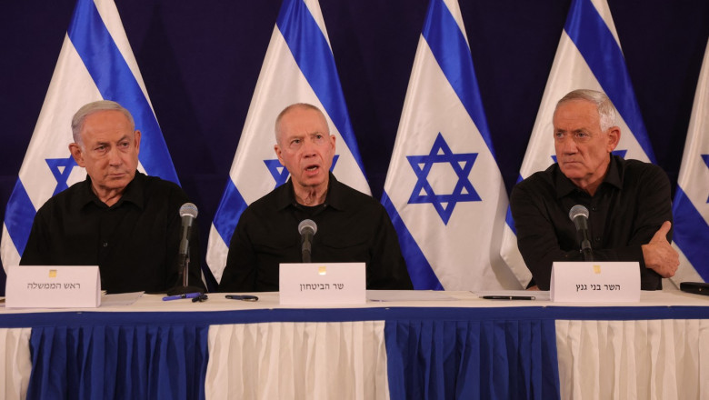 Benjamin Netanyahu (L), DefenceNejamin Netanyahu, Yoav Gallant, Benny Gantz la cabinetul de razboi