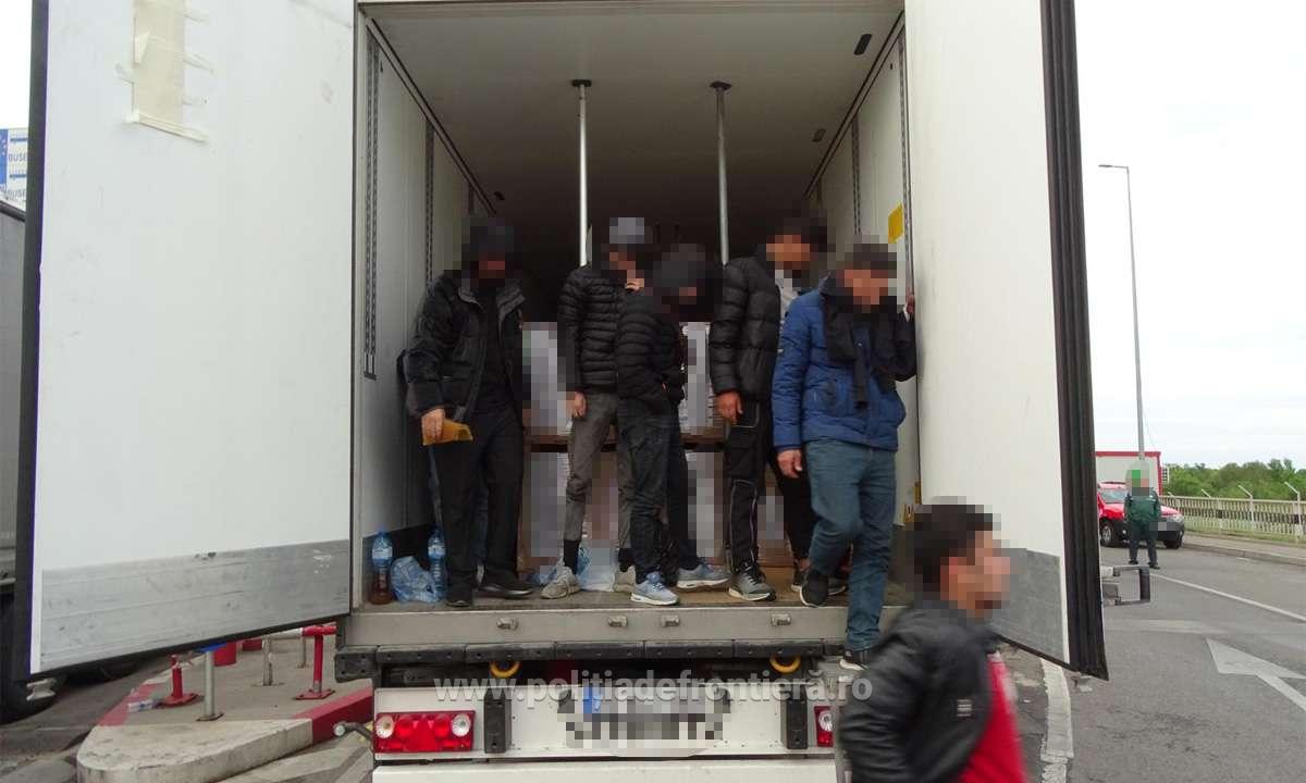 Migranți descoperiți într-un tir la vama Arad. La control, șoferul le-a spus polițiștilor că „duce mobilă”.