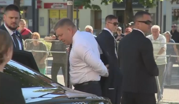 Experții în securitate critică modul în care a fost apărat Robert Fico: „Ofițerii de protecție s-au speriat și au fugit”