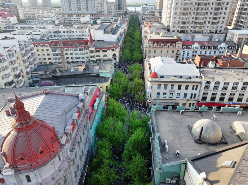 Central Street in Harbin attracts May Day visitors