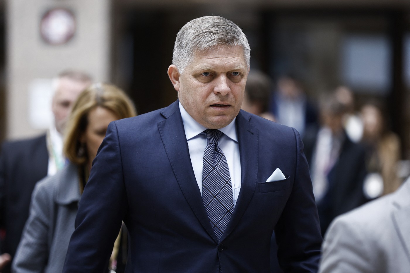 Robert Fico a fost operat din nou și rămâne în stare gravă. Medicii iau în calcul să-l transfere la Bratislava