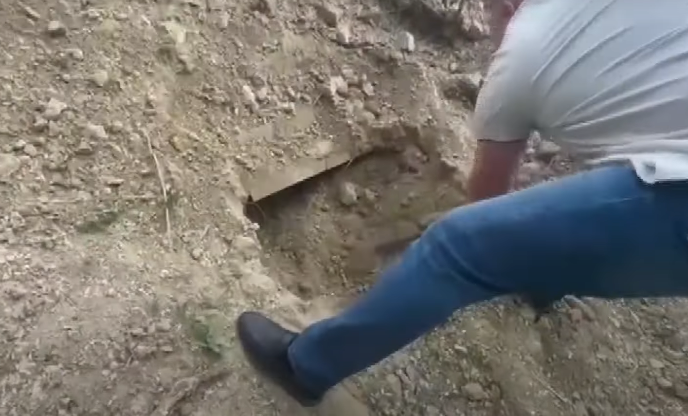 Descoperire șocantă în Republica Moldova: Bărbat îngropat de viu și salvat de polițiști după patru zile