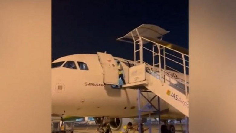  VIDEO Momentul în care un bărbat cade din avion, după ce scara de îmbarcare este mutată de echipajul de la sol 