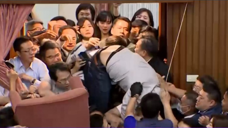  VIDEO Bătaie în toată regula în Parlamentul din Taiwan. A durat ore întregi 