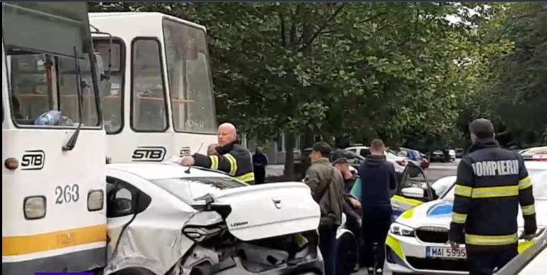 Două tramvaie şi o maşină, implicate într-un accident în București. Doi pasageri au fost răniți