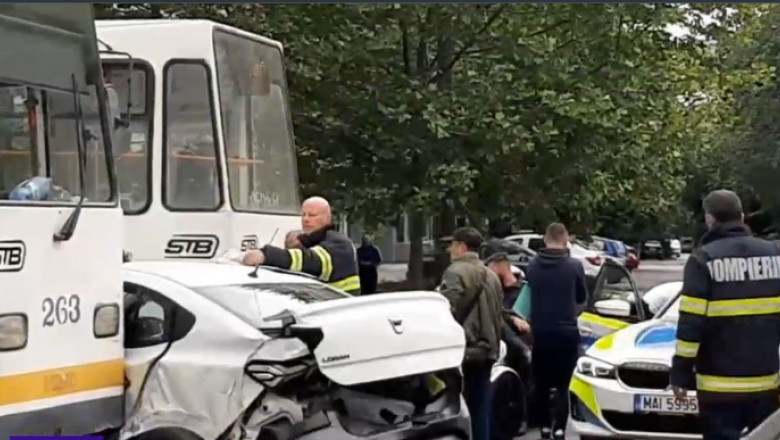  Două tramvaie şi o maşină, implicate într-un accident în București. Doi pasageri au fost răniți 