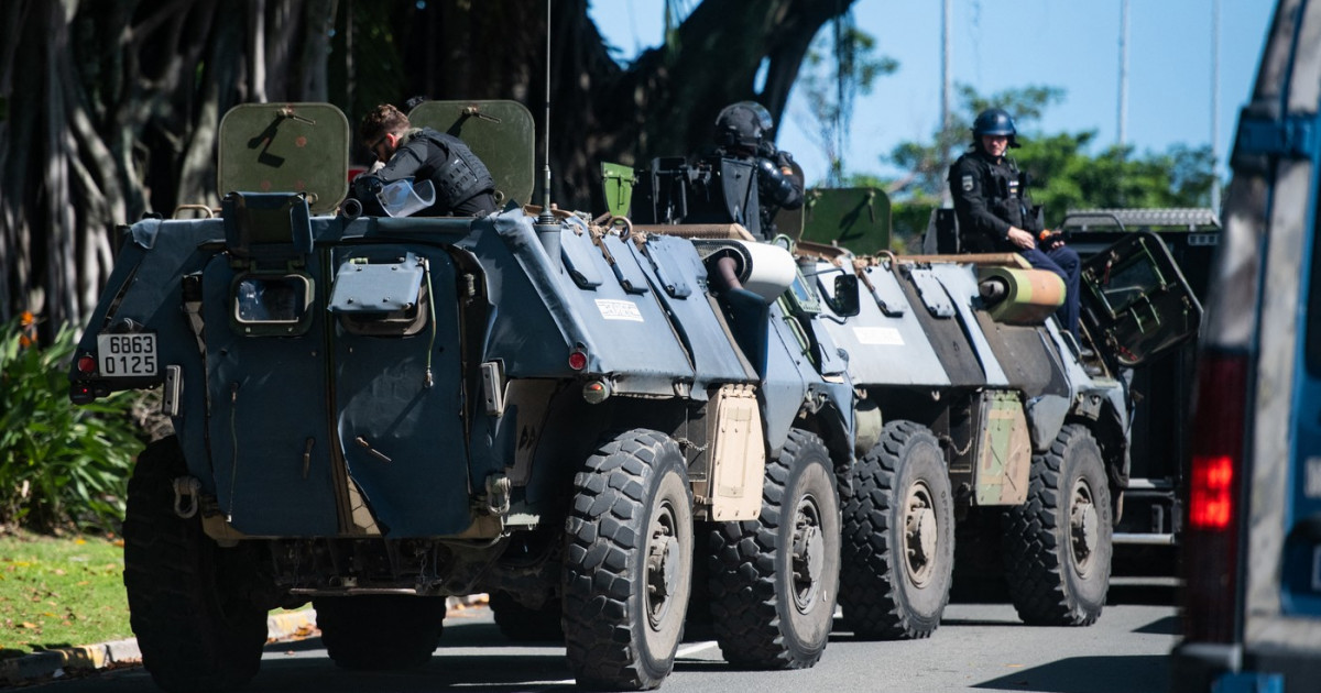 Imagini ca după război în Noua Caledonie. Tancuri pe străzi, 600 de soldați au fost trimiși să deblocheze drumul spre aeroport|EpicNews