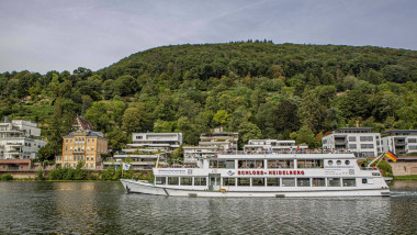 Das Fahrgastschiff Schloss Heidelberg auf dem Neckar. Das Schiff wurde 1928 auf der Schiffswerft Clausen in Oberwinter g