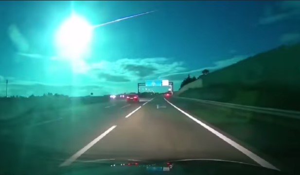 Imagini spectaculoase: Un meteorit a luminat cerul în toiul nopții în Spania și Portugalia