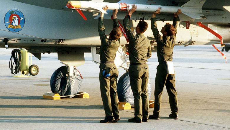 Militari americani atașează o rachetă antiaeriană AIM-9 Sidewinder la un avion de luptă