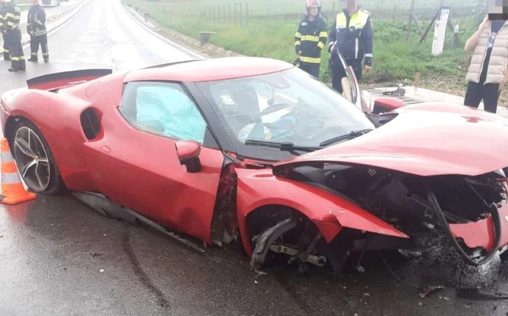 Ferrari făcut praf într-un accident, în județul Cluj. Două persoane au fost rănite