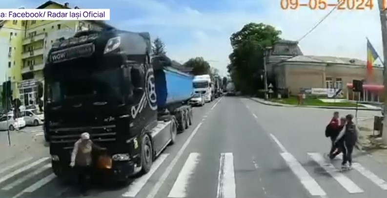 Momentul în care o femeie scapă cu viață după ce trece în grabă prin fața unui TIR, în Iași