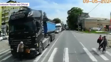 O femeie din Iași a păcălit moartea pe trecerea de pietoni, după ce a vrut să treacă strada în grabă prin fața unui TIR