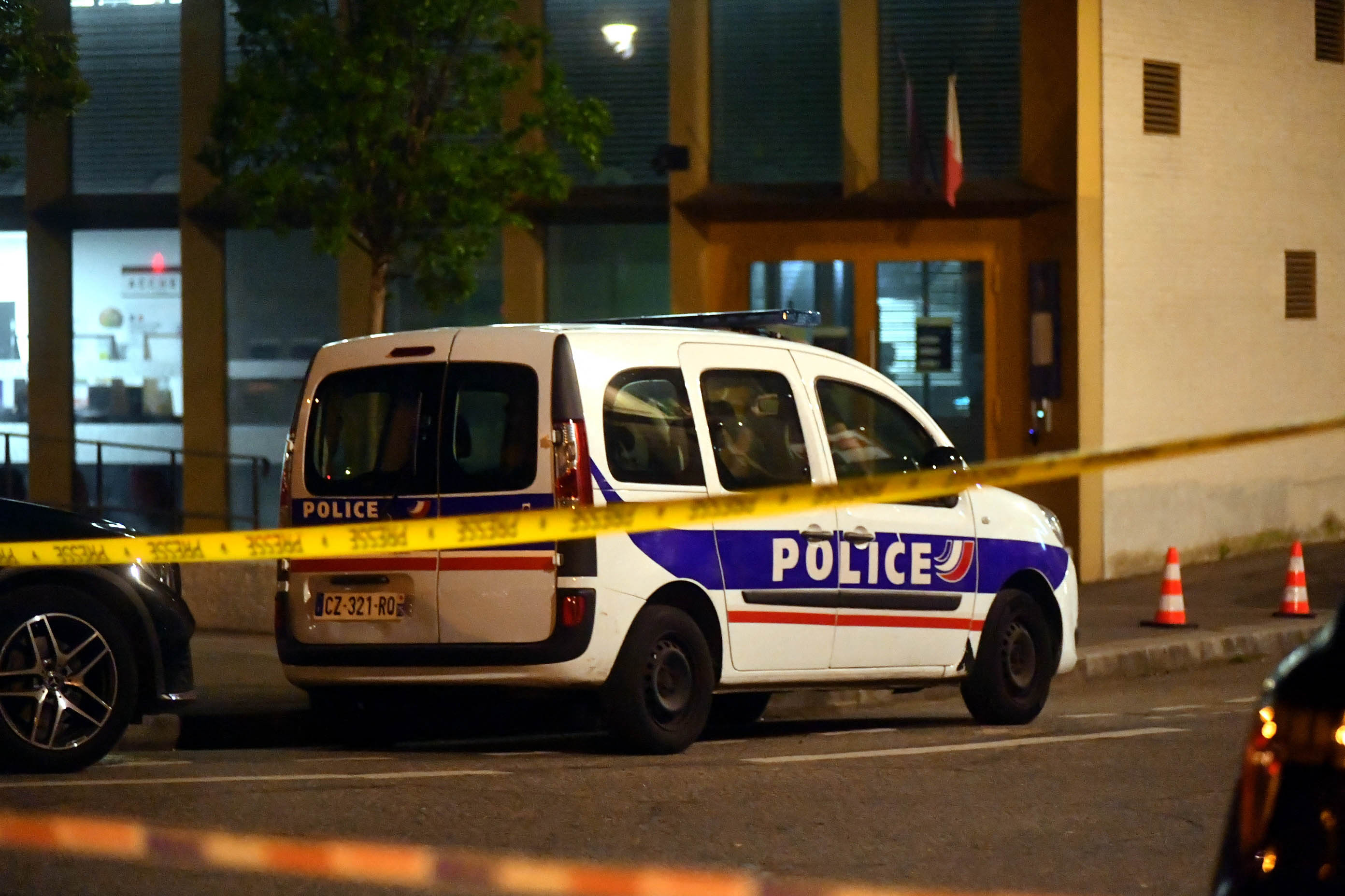 Doi polițiști au fost împușcați de bărbatul pe care l-au arestat, într-o secție din Paris
