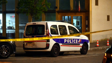 Doi polițiști au fost împușcați de bărbatul pe care l-au arestat, într-o secție din Paris