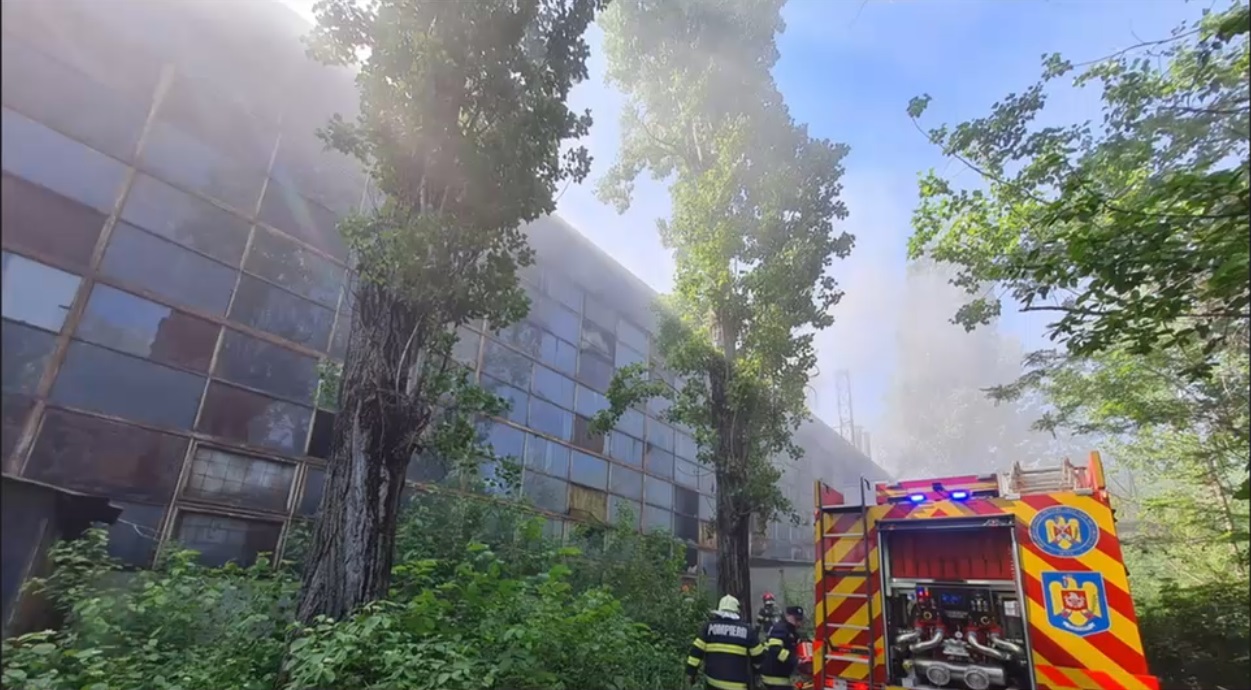 Incendiu puternic la o hală din Prahova. Au fost emise mesaje RO-ALERT