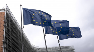 steaguri ale UE flutură în fața sediului Comisiei Europene din Bruxelles