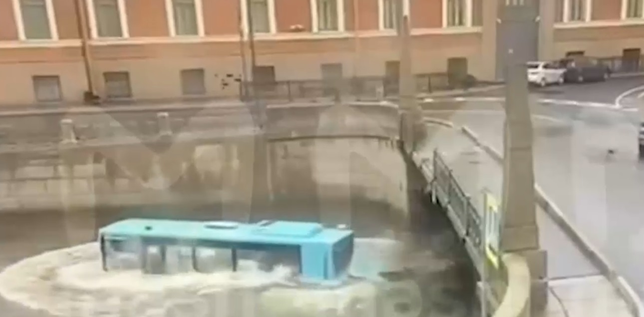 VIDEO. Un autobuz a căzut de pe un pod în Sankt Petersburg. Trei persoane au murit, iar alte șase au fost rănite