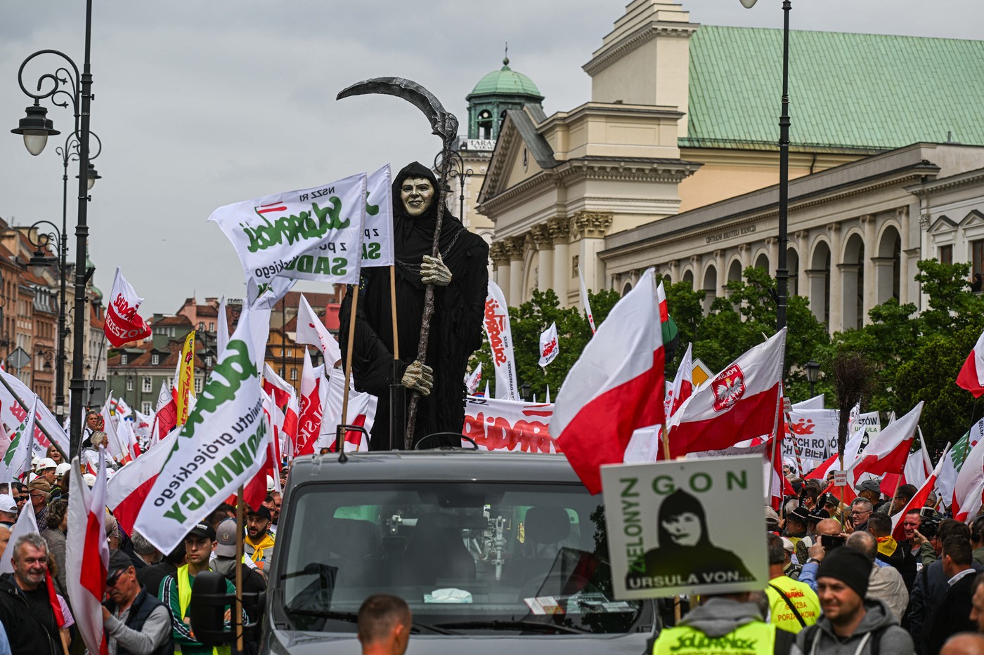 Fermierii polonezi și-au mutat protestele de la frontiera cu Ucraina, în Varșovia. Mii de oameni au strigat lozinci anti-europene
