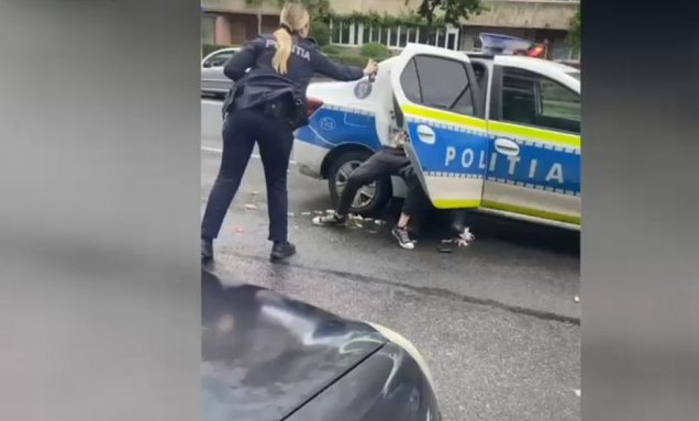 VIDEO. Intervenția jenantă a polițistei care a pulverizat spray lacrimogen în fața colegului ei, verificată de o comisie a IPJ Cluj
