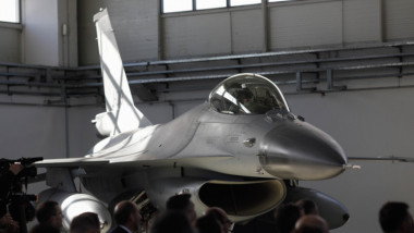 avion f-16 in hangar