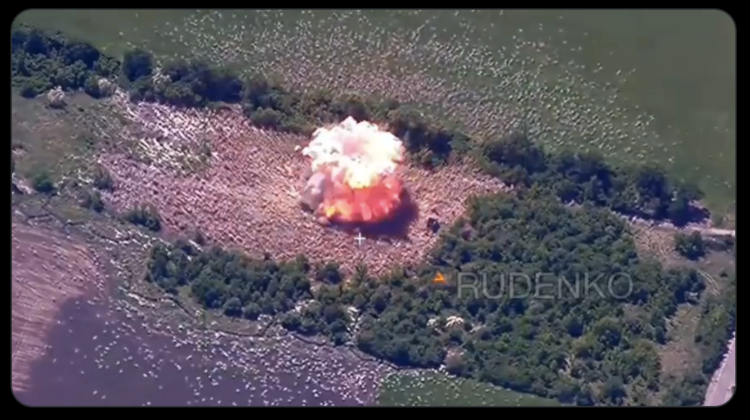 Cum să irosești 3 milioane de dolari. Rușii au tras cu o rachetă Iskander într-un lansator-momâie lăsat de ucraineni în câmp deschis