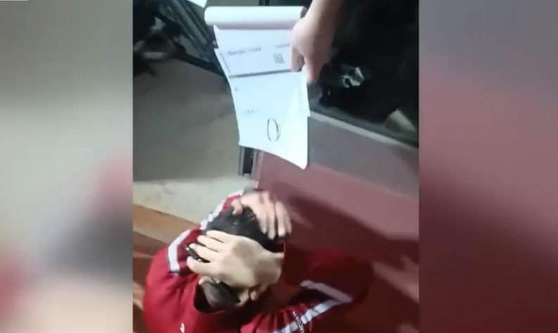 Novak Djokovic a fost lovit în cap cu o sticlă în timp ce dădea autografe. Sportivul s-a prăbușit la pământ