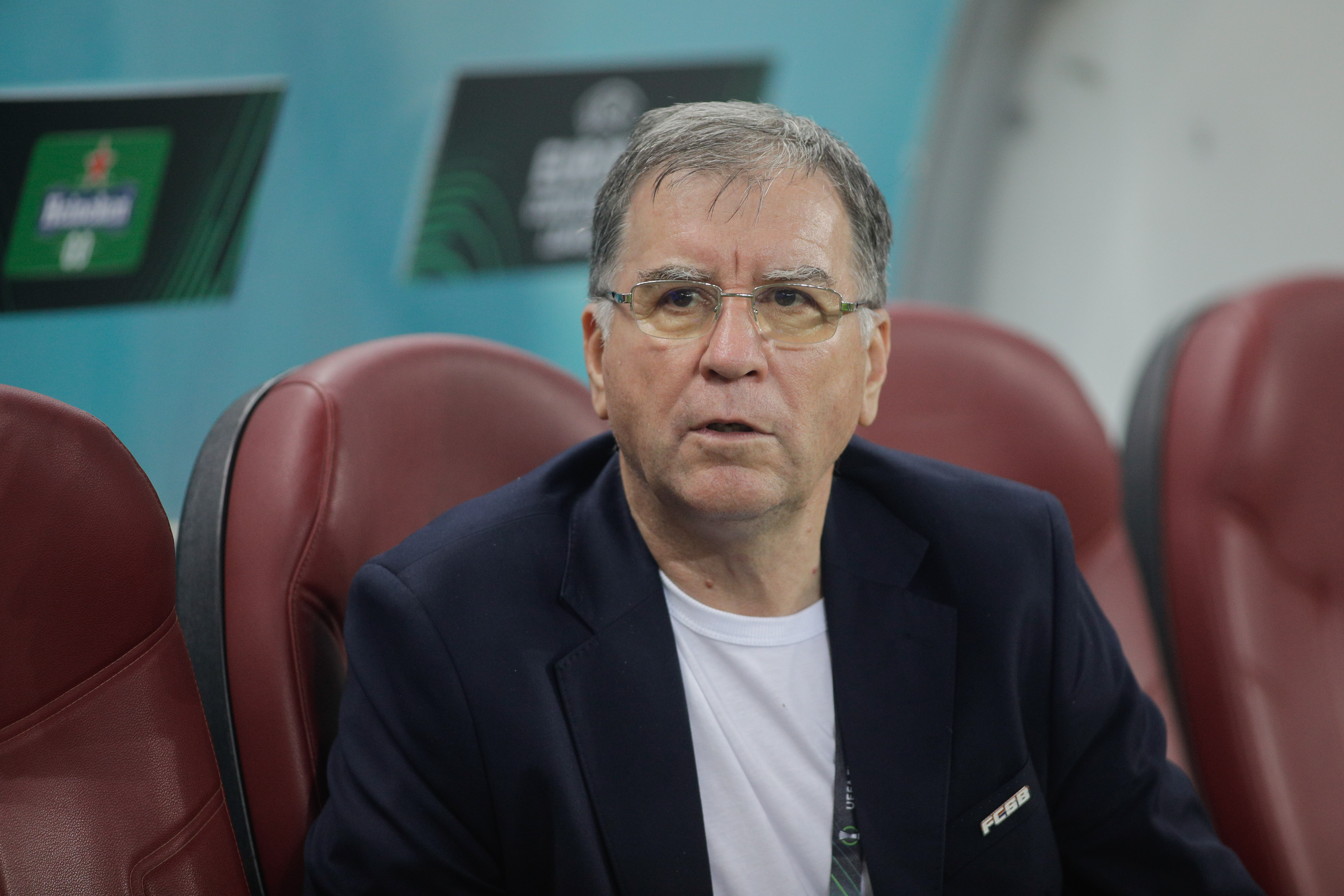Valeriu Argăseală, preşedintele FCSB, lansează un nou volum de poezie