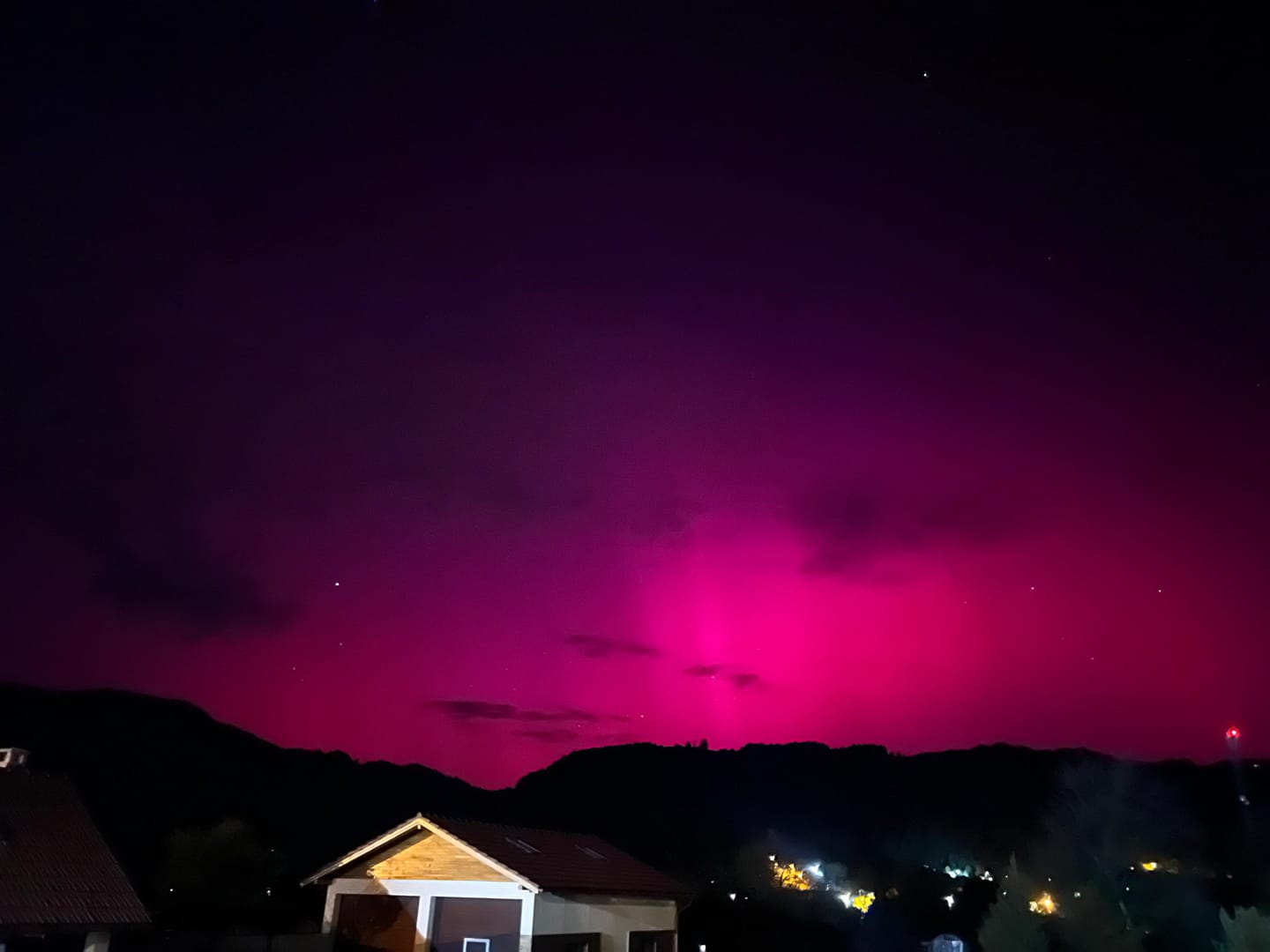 Aurora boreală ar putea apărea în România și la noapte. Unde și cum o poți vedea