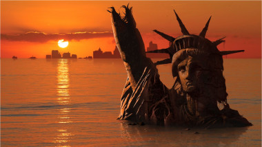 Statuia Libertății scufundată în ocean la apus