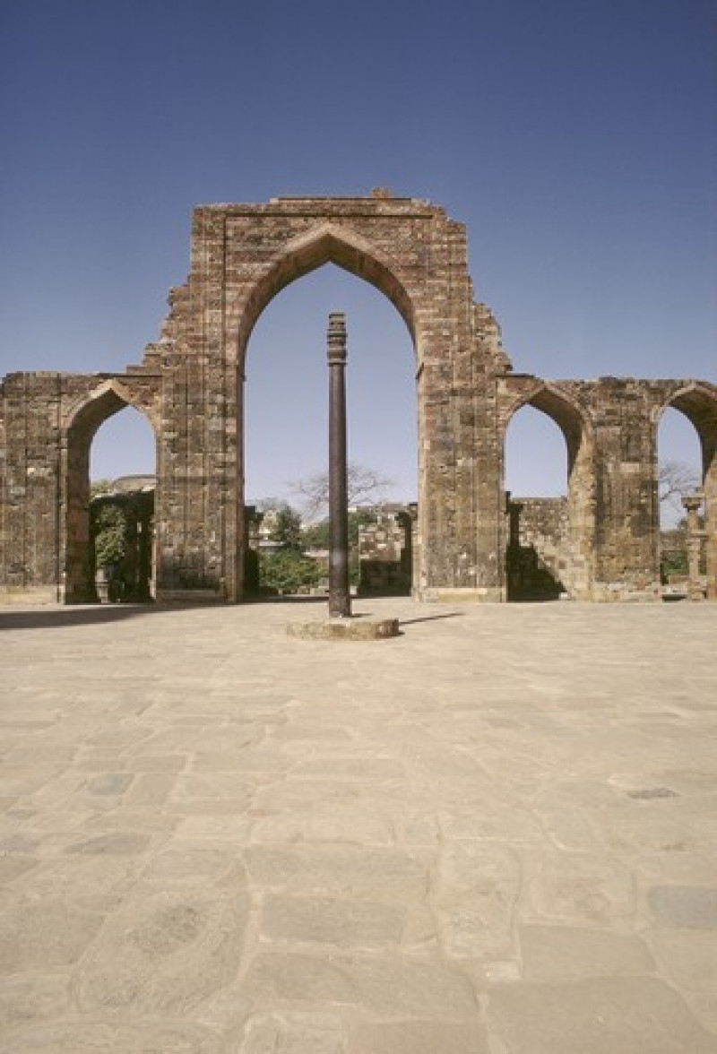 Qutb Minar, Quwwat-ul-Islam Masjid, Iron Pillar / Photo