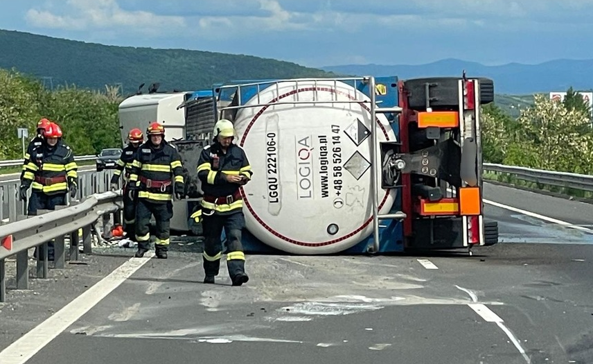 O autocisternă cu oţet s-a răsturnat pe autostrada A1. În accident a fost implicată și o mașină cu platformă care ducea un microbuz