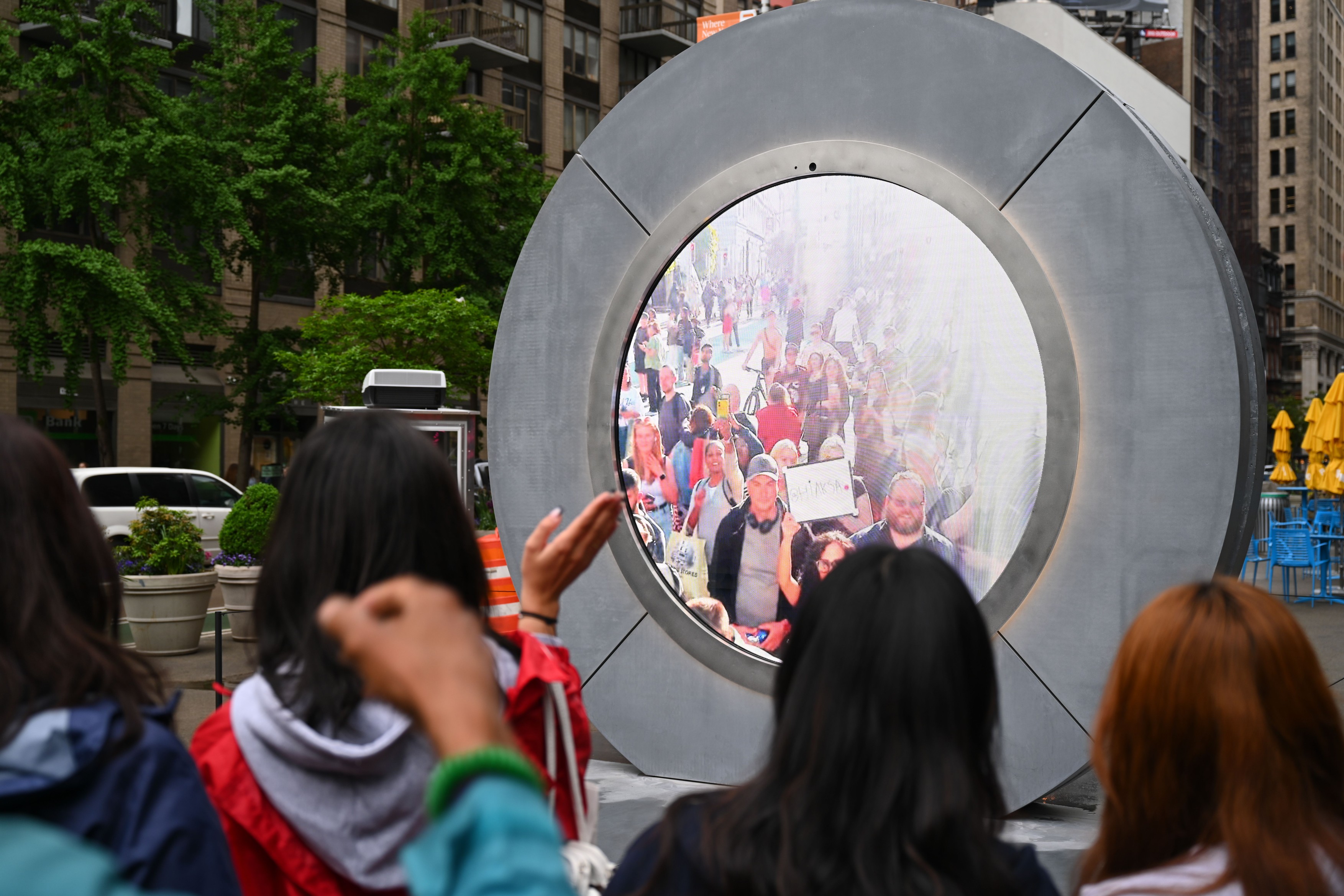 Un „portal” unește în timp real viața din New York și Dublin: „Este ceva ce nu vezi în fiecare zi”