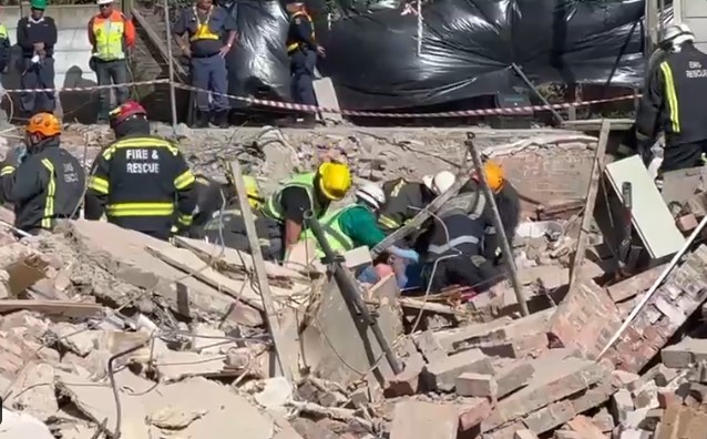 VIDEO. Un bărbat a fost salvat la 5 zile după prăbuşirea unei clădiri în Africa de Sud. Bilanţul tragediei a ajuns la 13 morţi