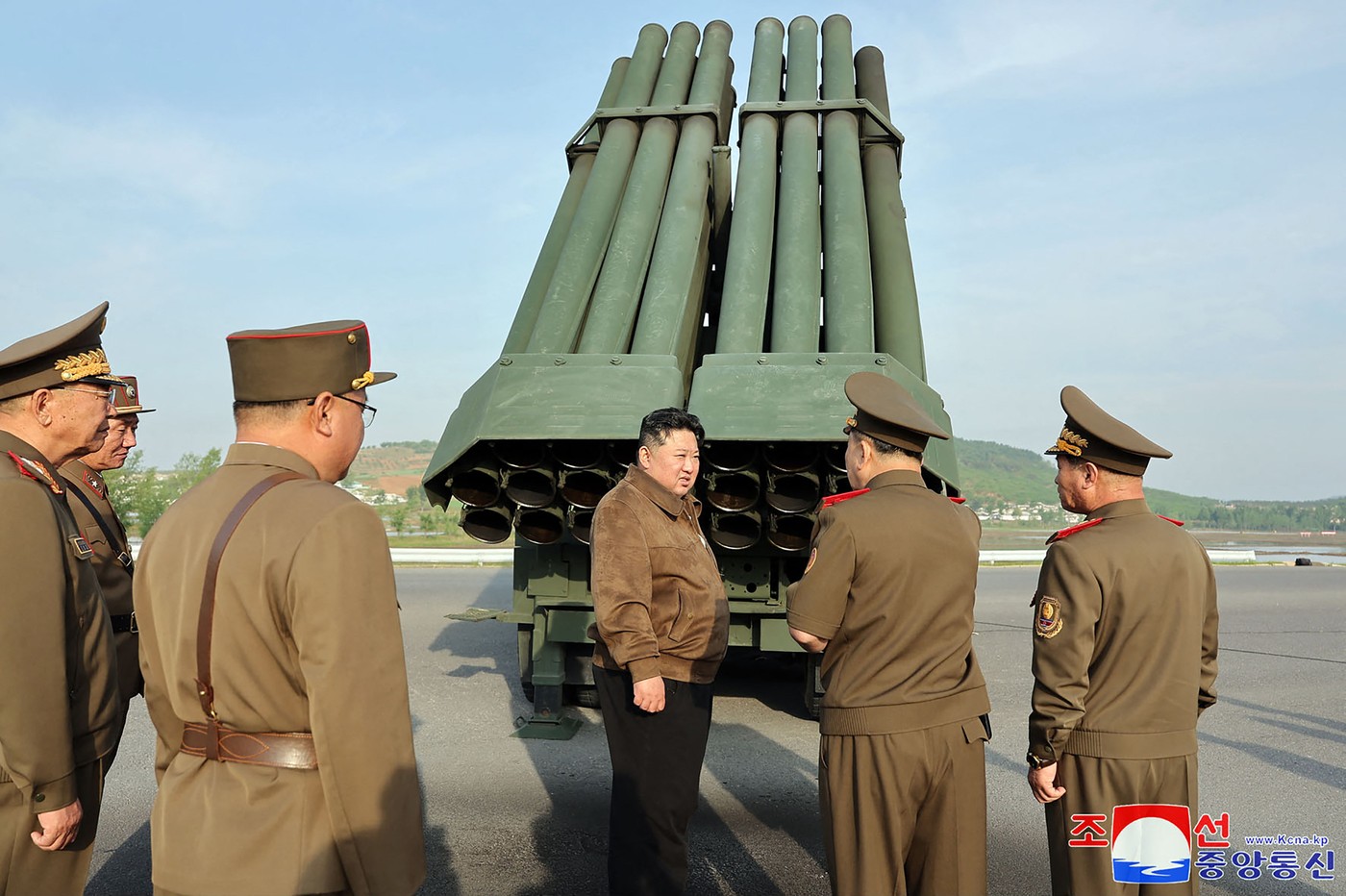 Kim Jong Un a testat din nou lansatorul de rachete multiple și a inspectat artileria nord-coreeană
