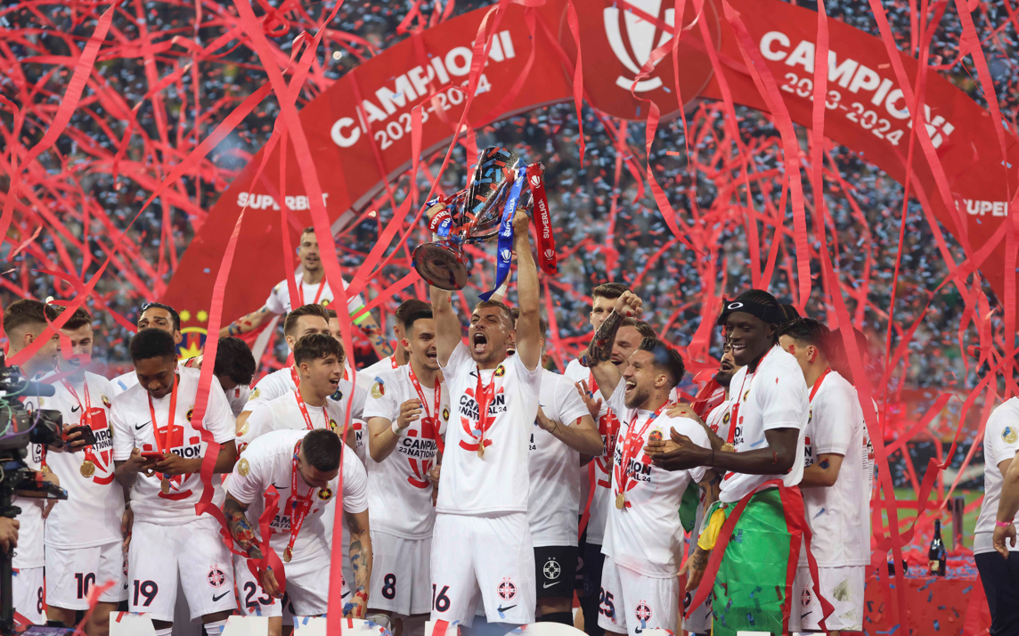 GALERIE FOTO. FCSB a primit trofeul de campioană a României, pe Arena Naţională, în faţa a zeci de mii de spectatori