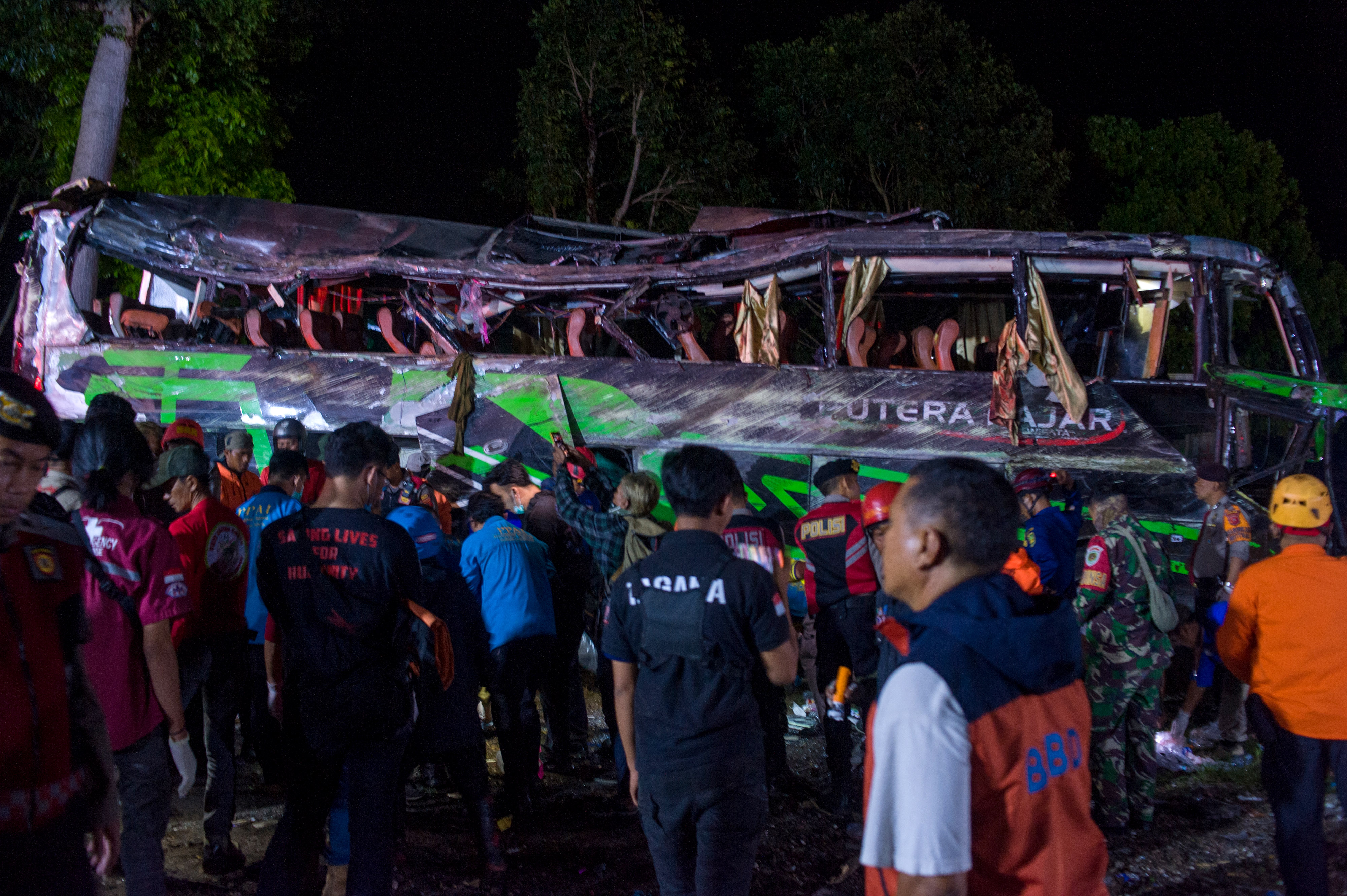 Tragedie pe insula Java: 9 elevi și un profesor au murit într-un accident cu autobuzul școlar