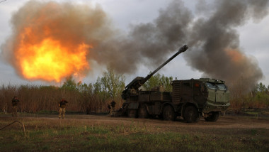 Artileriști ucraineni din Brigada 43 Mecanizată trag cu tunul asupra pozițiilor rusești din regiunea Harkov