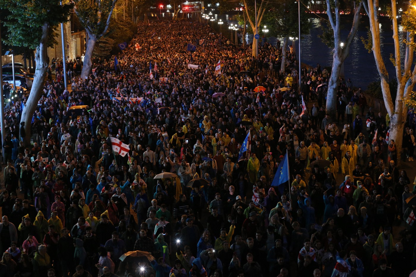 50.000 de georgieni au protestat, pe o ploaie torențială, împotriva legii „agenților străini” inspirată din Rusia