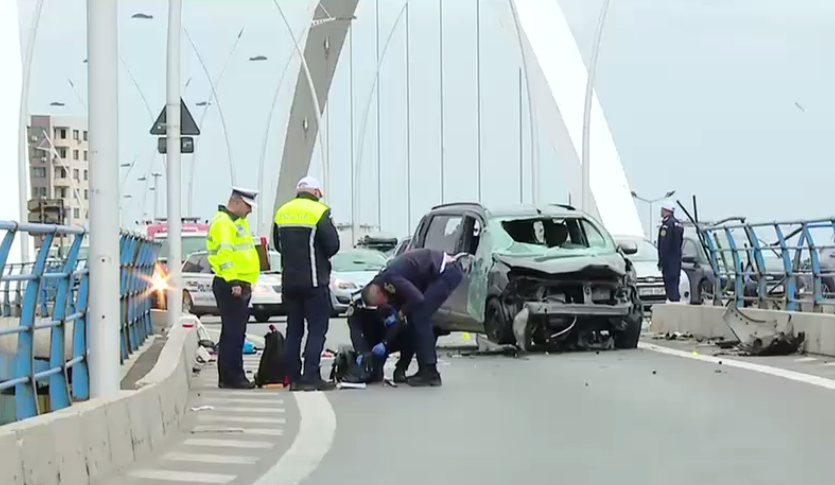 VIDEO. O mașină în care se aflau 7 femei s-a răsturnat pe Podul Basarab din București