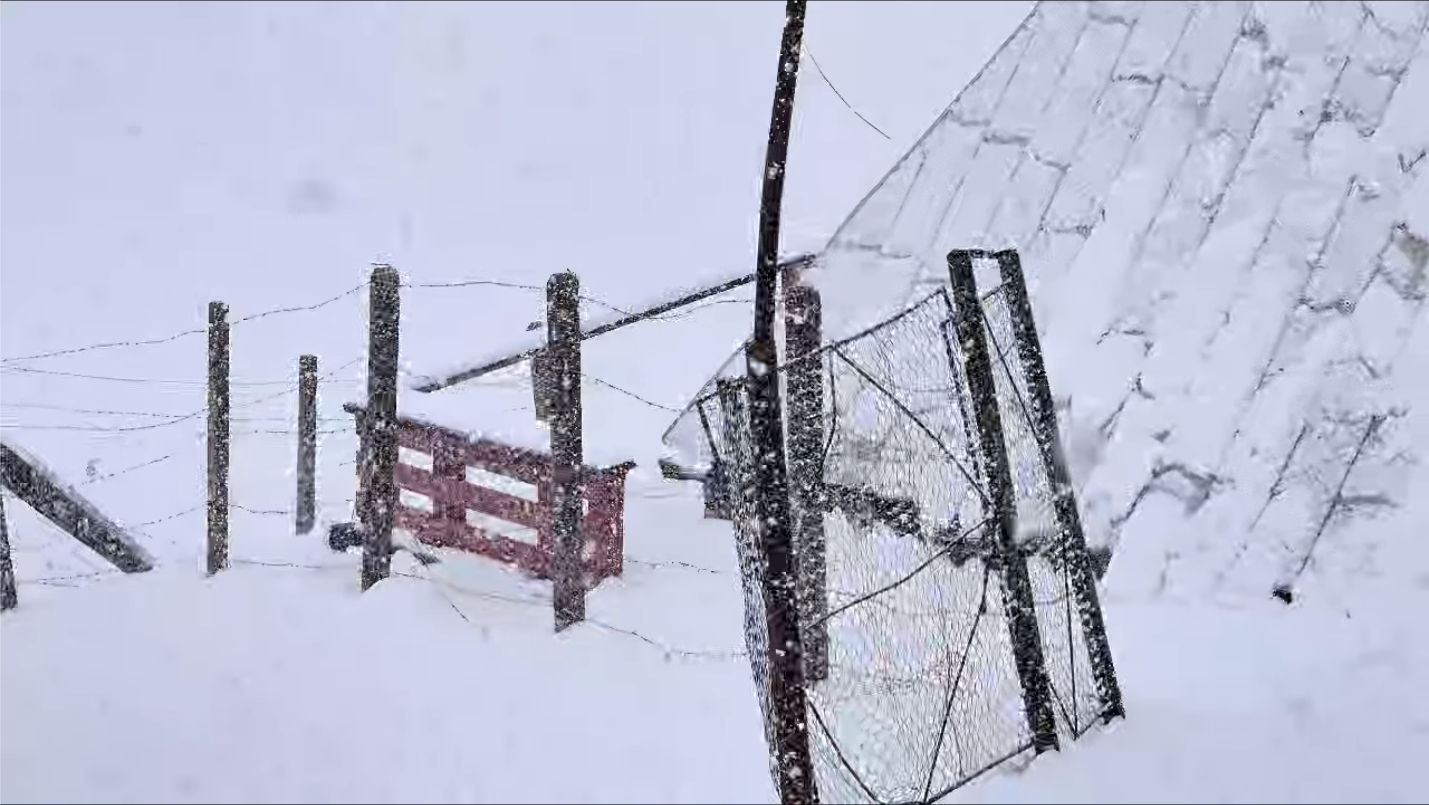 Peisaj de iarnă pe platoul Bucegi în luna mai. A nins puternic și s-a depus din nou zăpadă