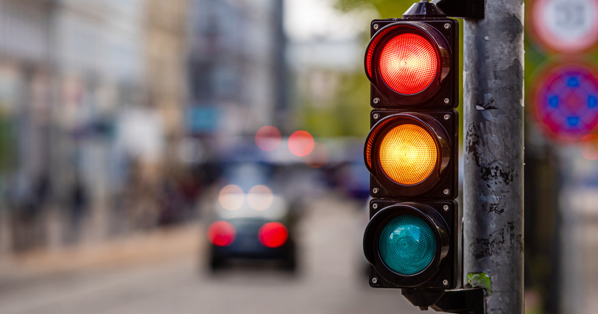 Apar semafoarele cu patru culori: roșu, galben, verde și alb. Care este motivul|EpicNews