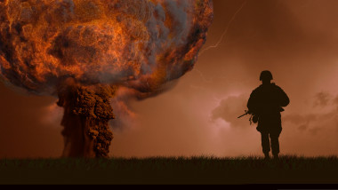 ilustrație explozie nucleară și silueta unui soldat